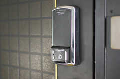 玄関のドアはナンバー式のオートロックです。(2012-11-21,周辺環境,ENTRANCE,6F)