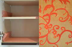 棚にも部屋ごとに分けられた食材などを置けるスペースがあります。(2012-11-21,共用部,KITCHEN,6F)