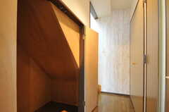廊下脇の部屋ごとに使える収納スペース。（602号室）(2012-11-21,共用部,OTHER,6F)