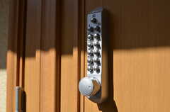 玄関の鍵はナンバー式。(2013-04-15,周辺環境,ENTRANCE,1F)