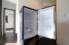 廊下の手前に共用冷蔵庫が設置されています。キッチンの冷蔵庫は食料、こちらの冷蔵庫は飲み物用と分けて使う予定だそう。(2013-04-15,共用部,OTHER,2F)