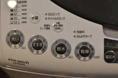 洗濯機は乾燥機能付き。(2013-04-15,共用部,LAUNDRY,1F)