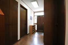 廊下の様子。左手のドアがバスルームです。右手前のドアの先には、キッチンと101号室があります。(2014-05-28,共用部,OTHER,1F)