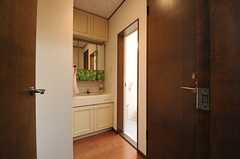 脱衣室の様子。右手前のドアはトイレです。(2014-05-28,共用部,BATH,1F)