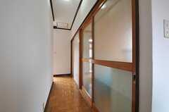 廊下の様子2。右奥に204号室があります。(2012-04-03,共用部,OTHER,2F)