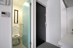 ウォシュレット付きトイレの様子。隣の部屋が307号室です。(2013-10-24,共用部,TOILET,3F)