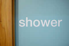 シャワールームのサイン。	(2013-10-24,共用部,BATH,2F)