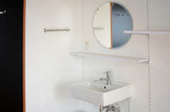 洗面台の様子。（201号室）(2013-10-24,専有部,ROOM,2F)