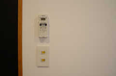 リモコンは壁に掛けられています。（205号室）(2013-10-24,専有部,ROOM,2F)