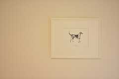 犬のイラストが飾られています。(2016-03-23,共用部,LIVINGROOM,2F)