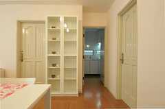 棚には各専有部の食器などを収納できます。(2011-06-16,共用部,LIVINGROOM,1F)