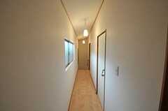 廊下の様子。奥から201号室、202号室、背面に203号室とトイレがあります。(2011-06-16,共用部,OTHER,2F)