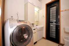 脱衣室にある洗面台、洗濯機の様子。(2010-04-27,共用部,LAUNDRY,1F)