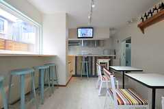カフェの様子2。キッチンが併設されています。(2013-10-15,共用部,LIVINGROOM,1F)
