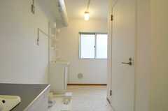 手前のドアがシャワールーム、奥にトイレがあります。（108号室）(2013-10-15,専有部,ROOM,1F)