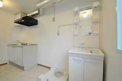 洗面台の様子。洗濯機も持ち込み可能です。（108号室）(2013-10-15,専有部,ROOM,1F)