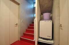 階段の様子。隣には洗濯機が置かれています。(2012-09-25,共用部,OTHER,1F)