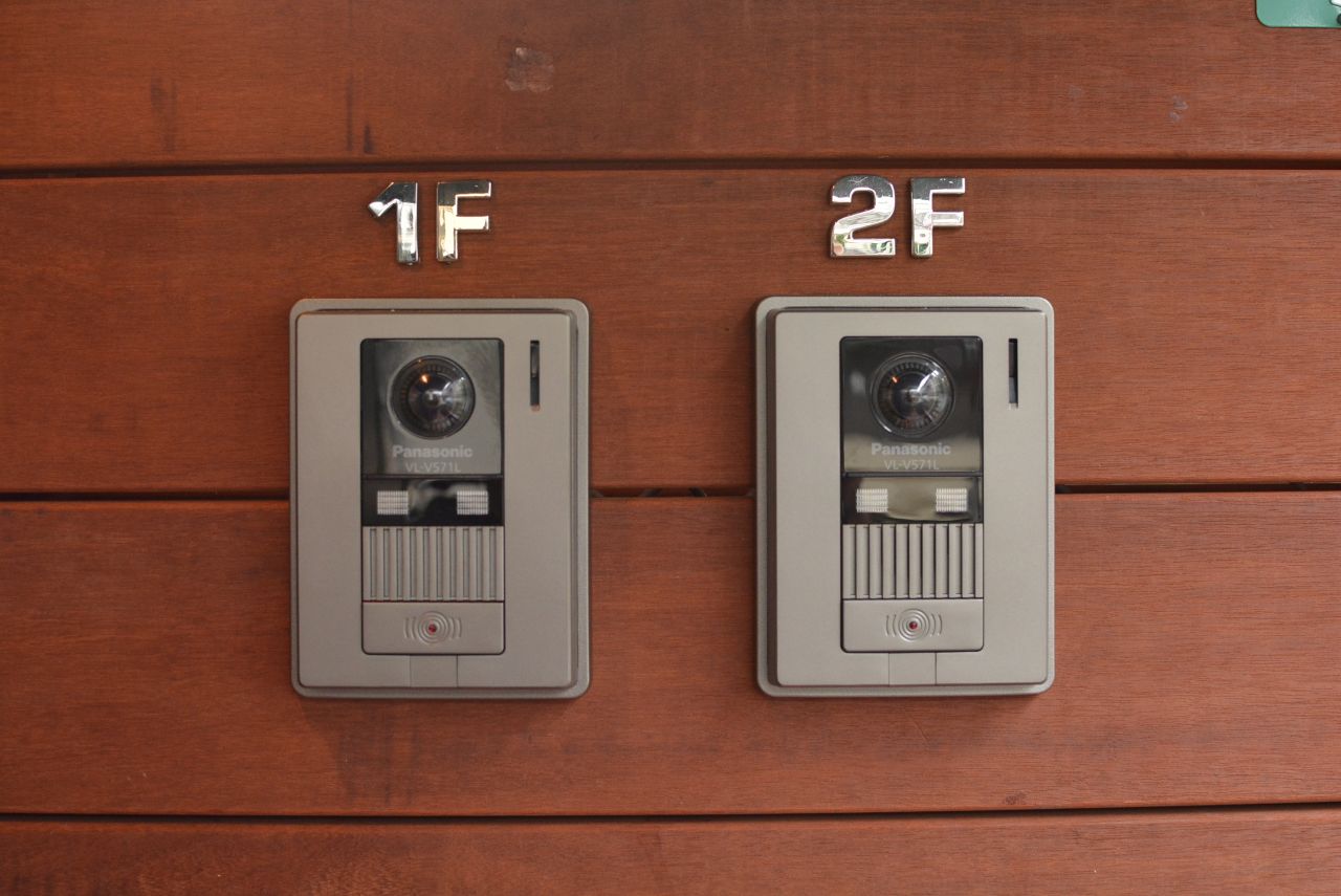 カメラ付きインターホンの様子。1階と2階のインターホンは分かれています。|2F 玄関