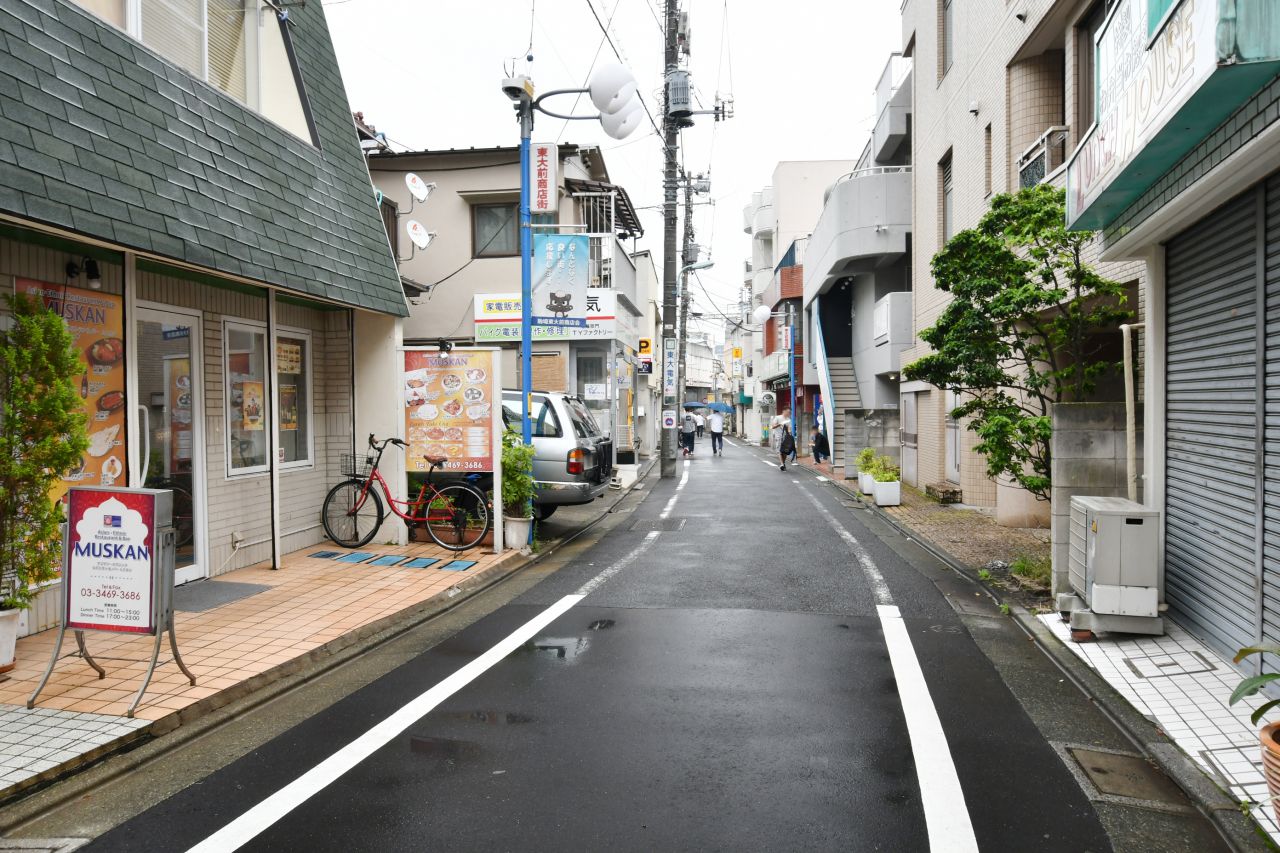 シェアハウス近くの商店街の様子。|1F 周辺環境