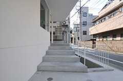 住居部へ向かう階段の様子。突き当たりにポストがあります。(2014-03-25,周辺環境,ENTRANCE,1F)