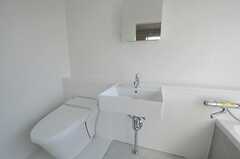 トイレと洗面台の様子。（302号室）(2014-03-25,専有部,ROOM,3F)