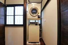コイン式の洗濯機、乾燥機の様子。(2011-03-22,共用部,LAUNDRY,1F)