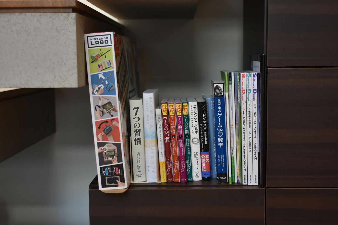収納棚には、文庫本やIT系の雑誌が設置されています。|1F リビング
