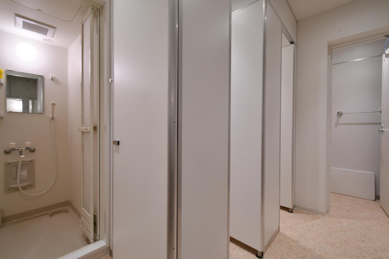 男性用シャワールームの様子3。4台設置されています。|1F 浴室