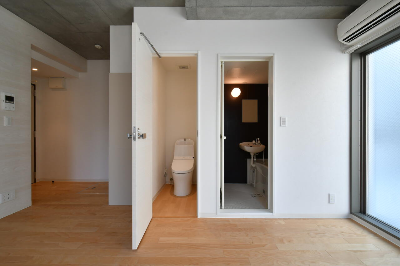 トイレとバスルームが設置されています。（102号室）|1F 部屋