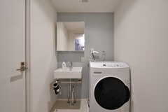 脱衣室に設置された洗濯機と洗面台。（205ユニット）(2022-02-16,共用部,LAUNDRY,2F)