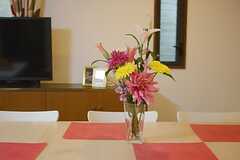 テーブルには花が飾られていました。(2015-01-27,共用部,LIVINGROOM,1F)