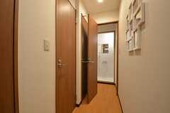 廊下の様子。突き当たりがシャワールーム、隣にバスルームがあります。(2014-12-15,共用部,OTHER,1F)