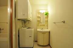 脱衣室に設置された洗面台と洗濯機の様子。(2012-11-22,共用部,BATH,3F)