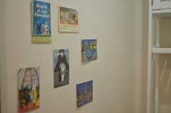 トイレの壁にはポストカードが貼られています。(2012-11-22,共用部,TOILET,3F)
