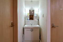 洗面台の様子。右手のドアはトイレです。(2018-02-09,共用部,LAUNDRY,1F)