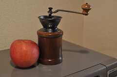 リンゴとコーヒーミル。(2013-12-02,共用部,KITCHEN,1F)