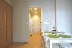 ダイニングテーブル脇にキッチンがあります。(2012-05-31,共用部,LIVINGROOM,26F)
