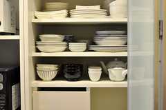 食器棚には一通りの食器が並びます。(2012-05-31,共用部,KITCHEN,26F)