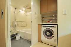 ドラム式洗濯機の上には、アイロン台などが収納できるスペースがあります。(2012-05-31,共用部,LAUNDRY,26F)