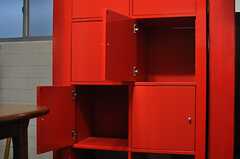 赤い収納棚は各部屋ひとつずつ設けられています。(2013-12-11,共用部,LIVINGROOM,1F)