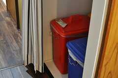 廊下のカーテンを開けると、ゴミ箱スペースになっています。(2013-12-11,共用部,OTHER,1F)