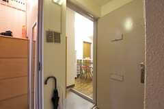 マンションの共用廊下から301号室の玄関を見た様子。手前のドアは302号室の玄関です。(2011-10-11,周辺環境,ENTRANCE,3F)