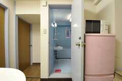 冷蔵庫脇のドアはバスルームです。（301号室）(2011-10-12,共用部,BATH,3F)