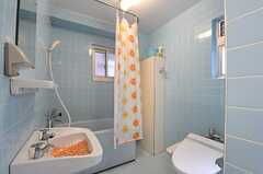 バスルームの様子。洗面台とトイレが設置されています。（301号室）(2011-10-12,共用部,BATH,3F)