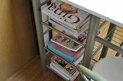 テーブルの棚には雑誌がたくさん。（302号室）(2011-10-12,共用部,LIVINGROOM,3F)