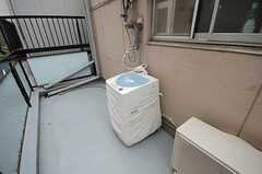 ベランダに洗濯機が置いてあります。(2008-07-30,共用部,LAUNDRY,3F)