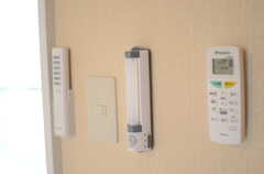 専有部内には非常用の照明も用意されています。（502号室）(2011-07-04,専有部,ROOM,5F)