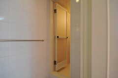 洗面台の対面にあるシャワールームのドアの様子。(2011-07-04,共用部,BATH,5F)