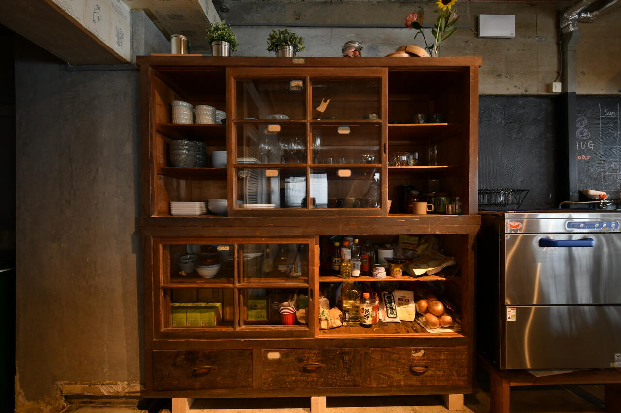 食器棚兼調味料棚の様子。|1F キッチン