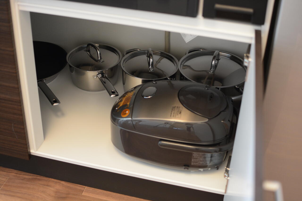 コンロ下には鍋類や炊飯器が収納されています。（501号室）|5F キッチン